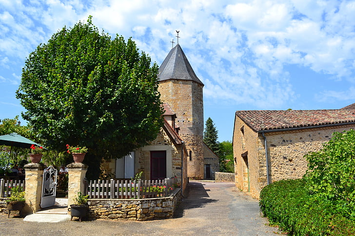 viduslaiku ciems, viduslaiku baznīcu, Dordogne, Francija, audrix, vārti, katls