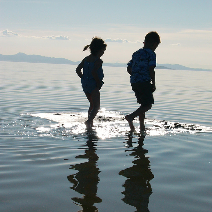 anak-anak, berjalan, air, Sungai, reflektif, permukaan, refleksi