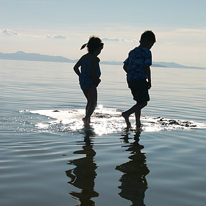 Kinder, Fuß, Wasser, Fluss, reflektierende, Oberflächen, Reflexionen