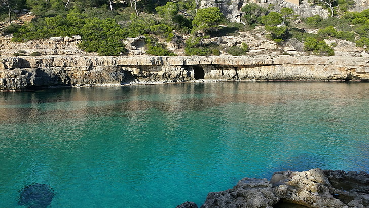 Mallorca, tyrkysová, Já?, Rock, voda, reflexe, žádní lidé