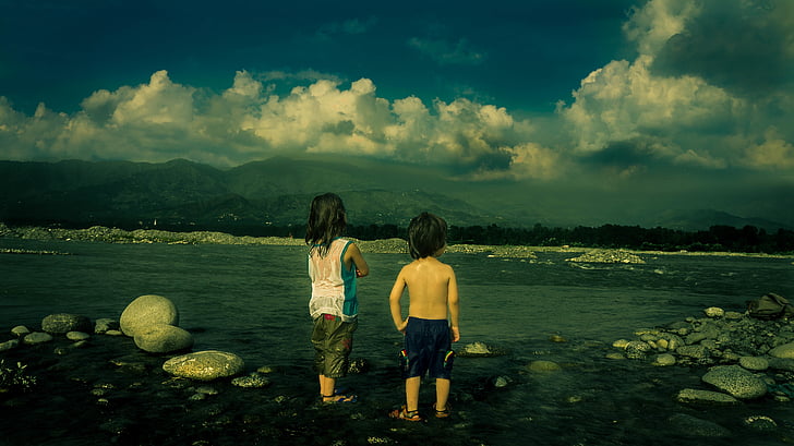 Laste, pilved, mäed, veeris, inimesed, jõgi, kivid