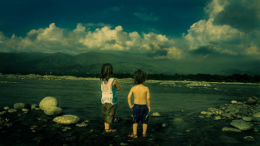 trẻ em, đám mây, dãy núi, viên sỏi, mọi người, sông, đá