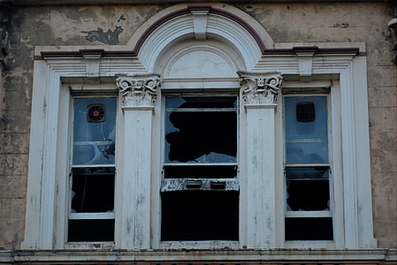 romb, clădire dărăpănată, vandalism, parbrizul distrus