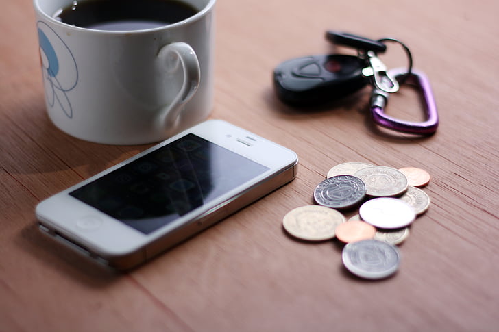 blanc, iPhone, monedes, al costat de, tecnologia, aparells, smartphone