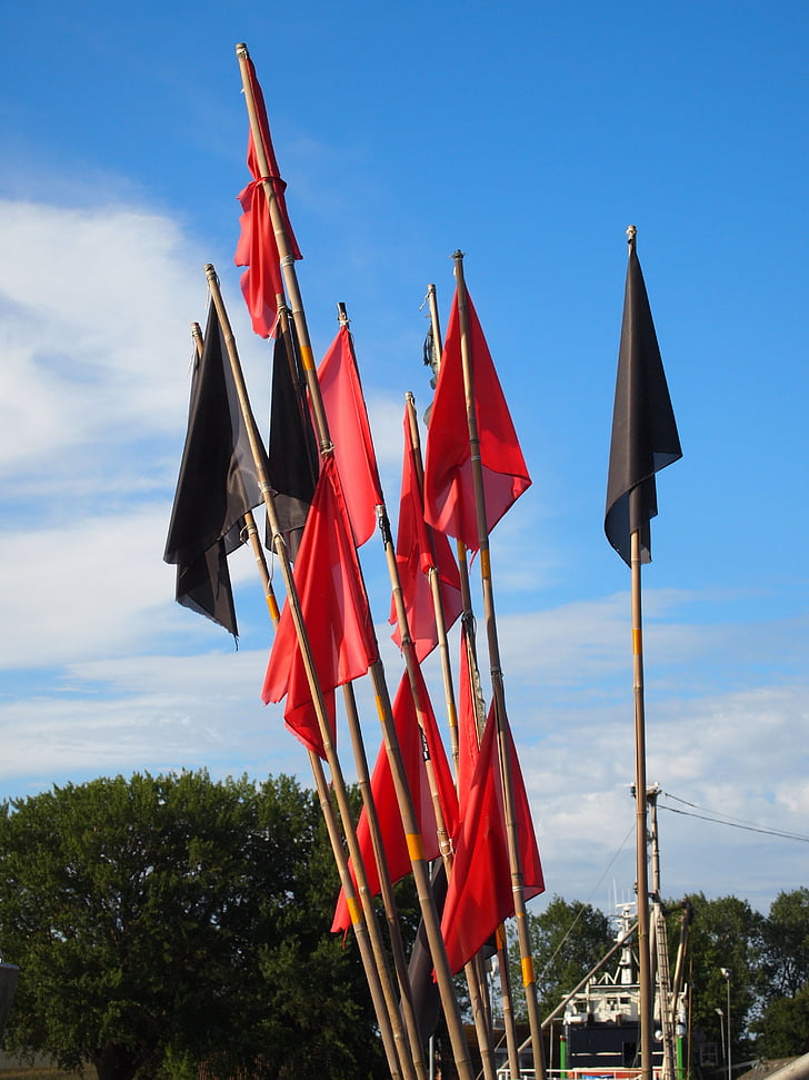 banderines de pesca, red de enmalle, reutilización, banderas, rojo, negro, Puerto