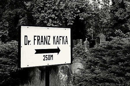 Cmentarz, znaki, kierunek, Kafka, pisarz, czarno-białe