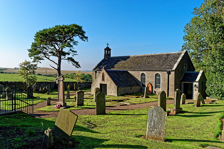 Église, cimetière de l’église, pierres tombales, ciel bleu, arbres, herbe, religion