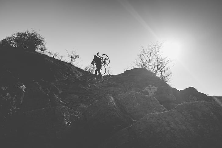회색조, 사진, 사람, 들고, 산, 자전거, 맨 위로