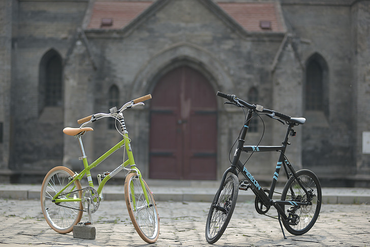 Iglesia, bicicleta, modelos de pareja, ferry retro