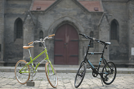 Crkva, bicikl, par modela, retro trajekt