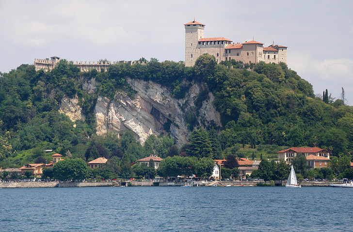 Borromeo castle, Danau maggiore, Angera, Varese, Panorama, Italia, Kotamadya