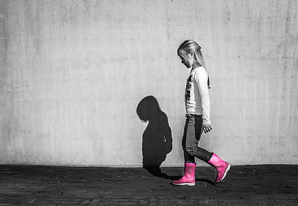 작은, 소녀, 산책, 그림자, 벽, 행복, 아이