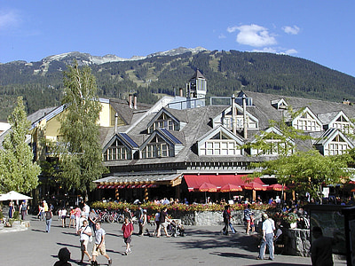 village de Whistler, Colombie-Britannique, Canada, bâtiments, montagnes, peuples