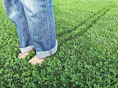 双脚, 双腿, 裤子, 牛仔裤, 蓝色, 绿色, 草甸