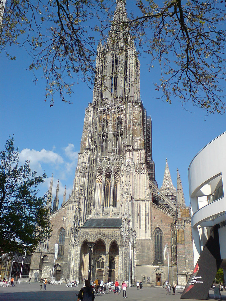 Ulm, náměstí s katedrálou, Münster, obloha, modrá