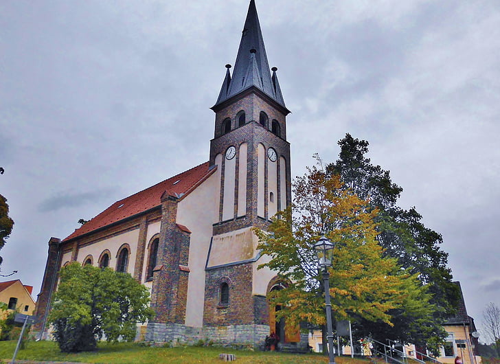 Chiesa del villaggio, Rahnsdorf, Berlino, costruzione, architettura, umore di autunno, storicamente