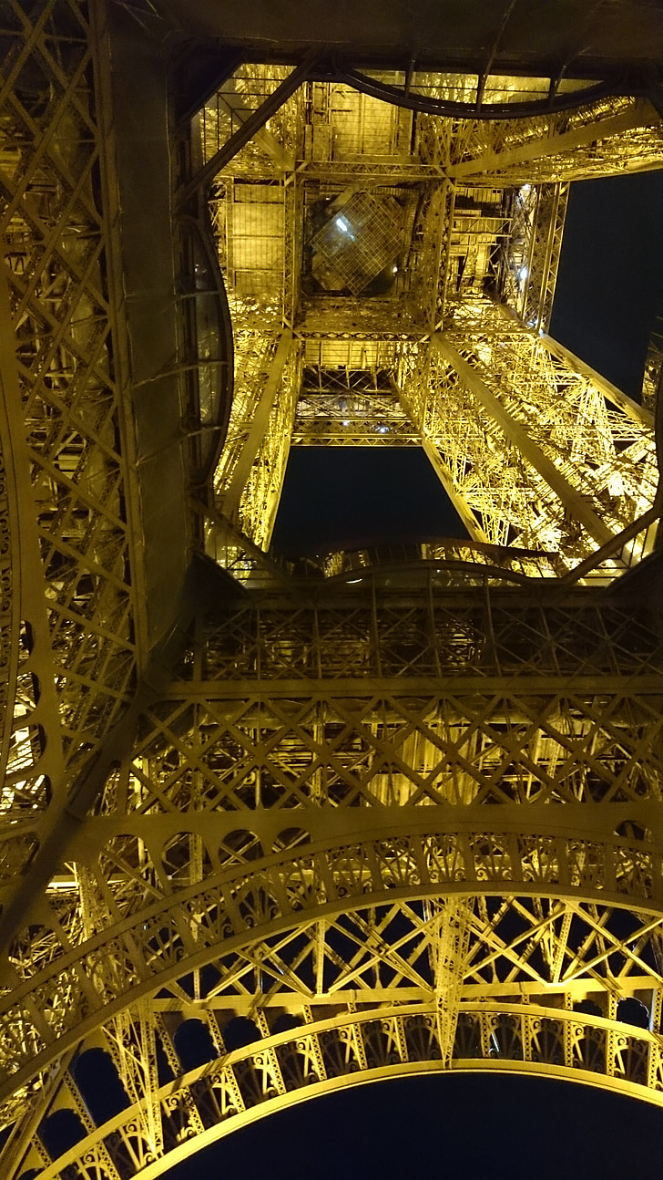 Paříž, Eiffelova věž, večer, lit