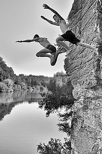 Sprünge in den Teich, der Teich věžák, jungen, springen, mitten in der Luft, Baum, eine person