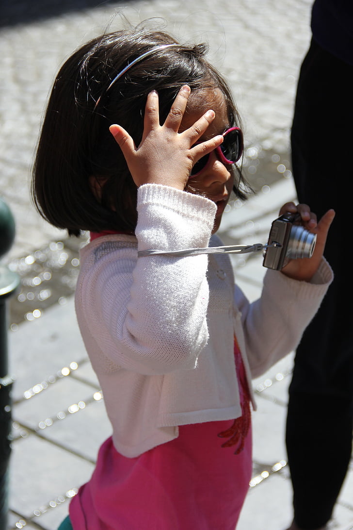 maža mergaitė, fotografas, akiniai nuo saulės, vaikas, momentinė kopija, kamera, mielas