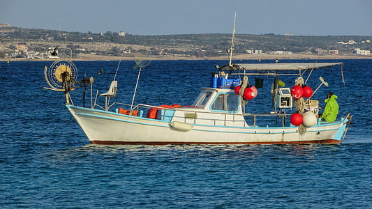 Κύπρος, Αγία Νάπα, Ψάρεμα, αλιευτικό σκάφος, βάρκα, στη θάλασσα, ψαράς