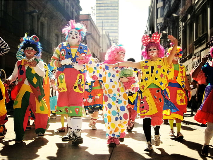 clown, défilé, bâtiments, clowns, gens, performances, amusement