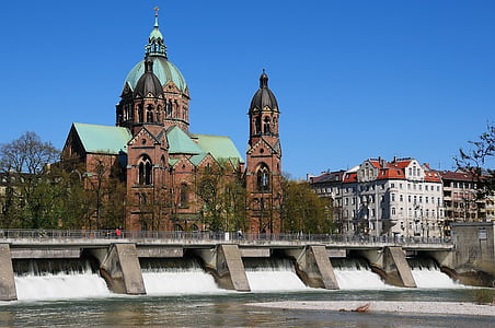 München, Lukács-templom, Isar, víz, Bajorország, városlátogatások, nyári