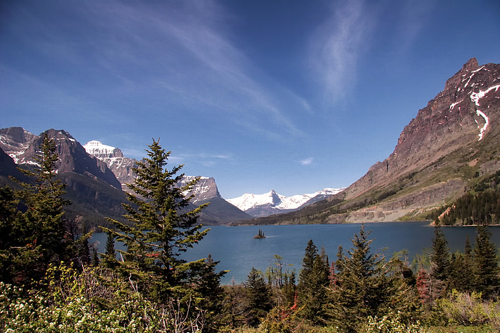 Montana, park narodowy Glacier, Jezioro, wody, góry, śnieg, lasu