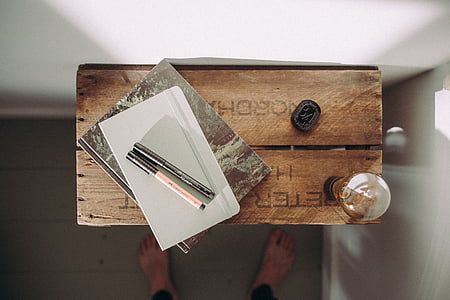 drewniane, stół, pióro, notatki, książki, światło, stopy