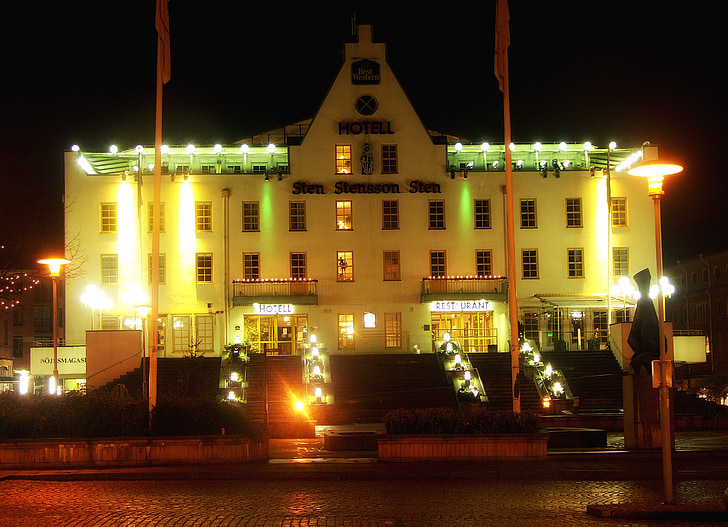 Eslöv, Suécia, Hotel, à noite, arquitetura, luzes, brilho