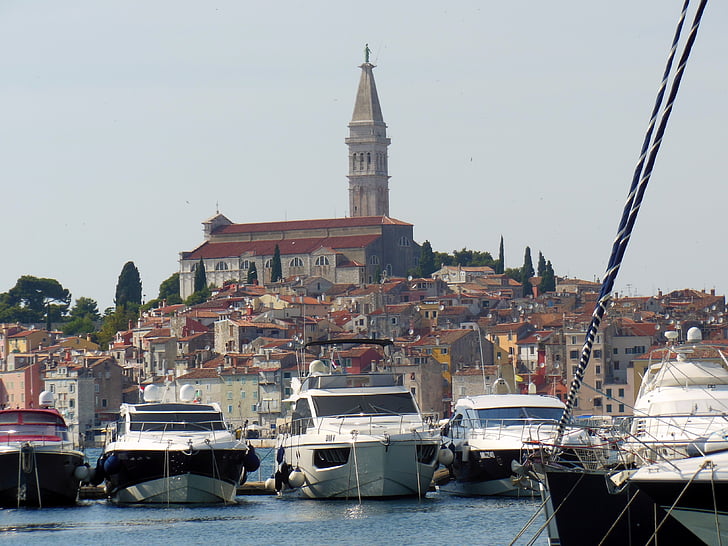 Croatie (Hrvatska), Rovinj, Istrie, navires, bateaux, vieille ville, port