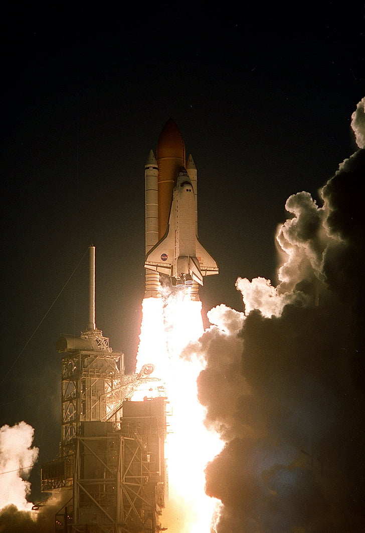 Space shuttle atlantis, LiftOff, lancering, nacht, lanceerplatform, raket boosters, exploratie