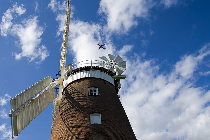 Thaxted, Essex, Inglismaa, tuuleveski, valged purjed, arhitektuur, sinine taevas