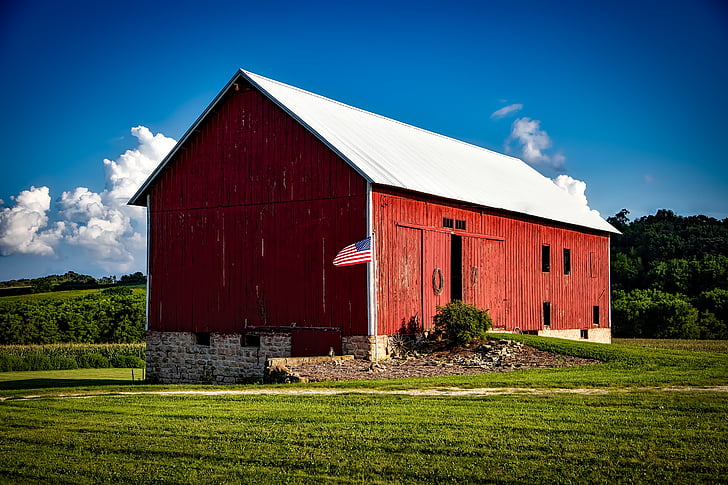Iowa, rote Scheune, amerikanische Flagge, aus Holz, Gebäude, Landschaft, landschaftlich reizvolle