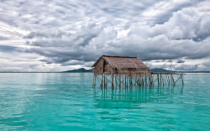 a sekély tenger, a víz fészer, türkiz, felhő, John longa sziget, Halmahera, Indonézia