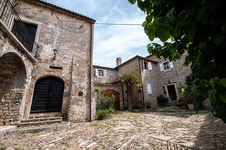 Kroatia, Istria, Borgo, glimt, gårdsplassen