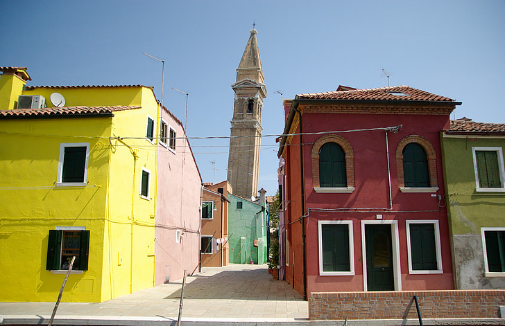 Italie, île de Burano, ses maisons colorées, Campanile, tour de la cloche
