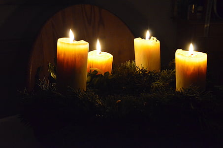 Adventes vainags, Advent, sveces, Ziemassvētki, sveču gaismā, gaisma, decembris