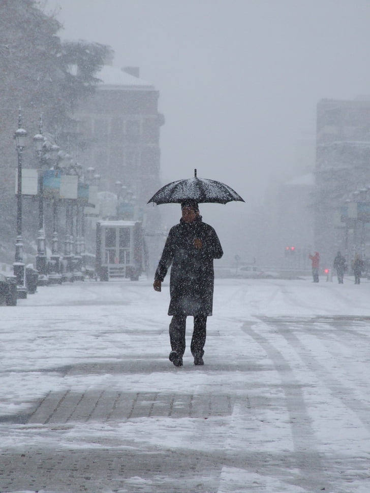 Madrid sne, gang med sne, mand med paraply