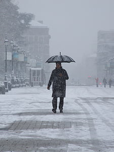 Madrid snö, promenad med snö, mannen med paraply