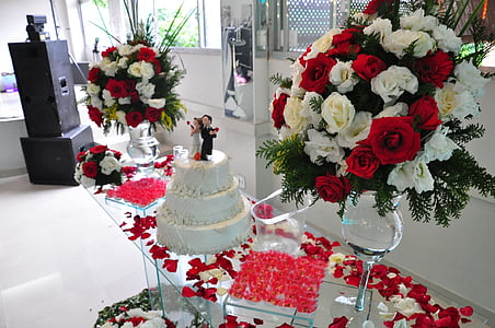 tabel ingericht, bruidstaart, decoratie, bloemen, rozen, boeket