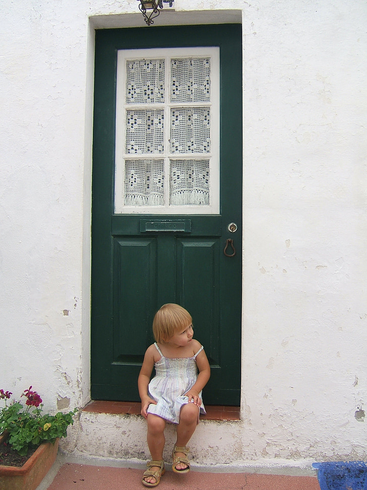 durys, maža mergaitė, žalia, langas, 