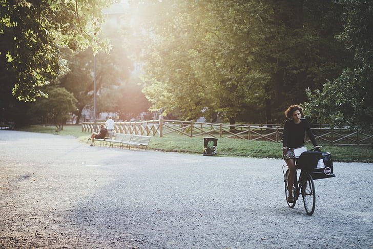 女性, 自転車に乗って, レジャー, 公園, アウトドア, 女性, 太陽の光