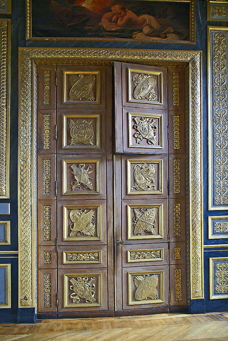 Musée du Louvre, l’intérieur de la, La porte, décoration, facettes, coffres, le Musée