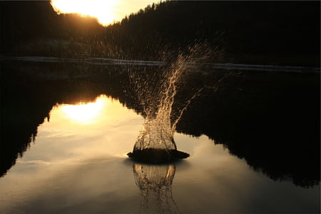 ezers, ūdens, splash, saulriets, krēslas stundā, pārdomas