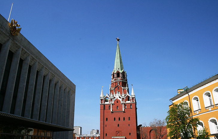Palazzo dei congressi, Trinità, Torre, parete di Kremlin, Arsenal, cielo blu