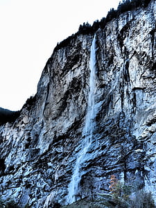 Staubbachfall, chute d’eau, -l’automne, Lauterbrunnen, raide, mur raide, paroi rocheuse