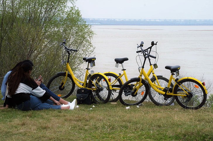 Riverside, staden, våren, cykel