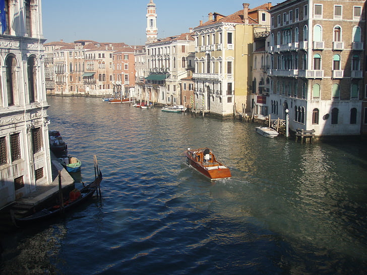 Benátky, kanál, gondoly
