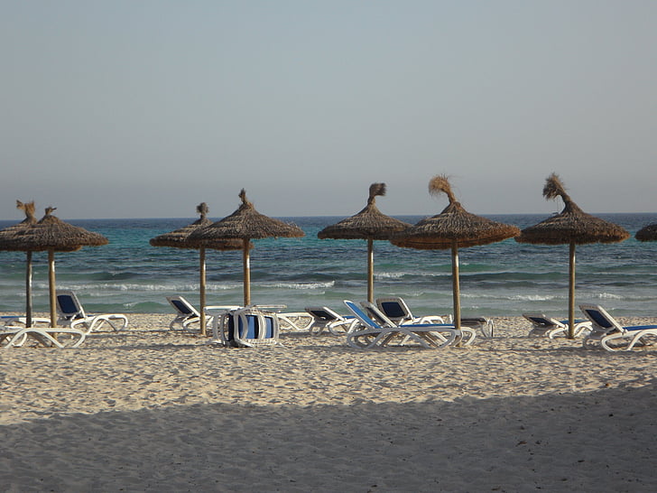 Liegestühle, Sonnenschirme, Strand, Sand Strand, Tourismus, Urlaub, Erholung