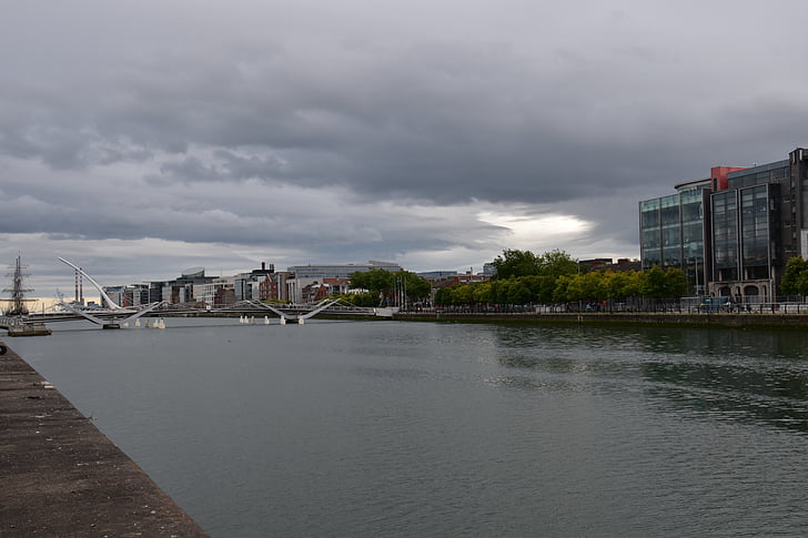Írország, Dublin, Liffey-folyó, híd, Park